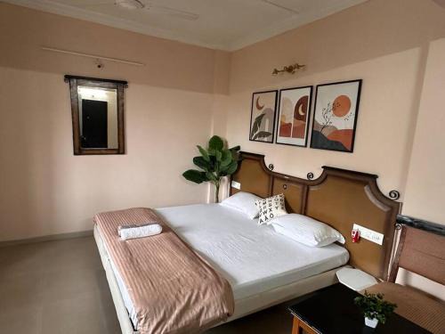 Mundhwa Apartment | Peach Private Studio Apartment with AC WiFi & Balcony