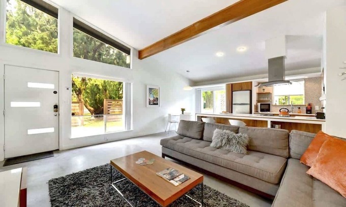 South River City House | Peachy Dream | SoCo Mid-Century Pet Stay