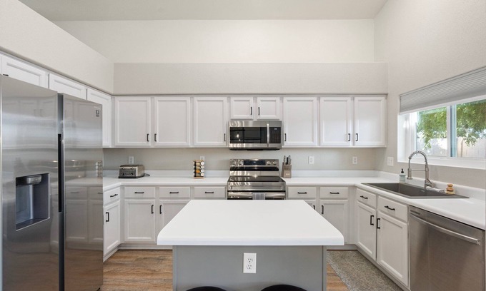 Mira Mesa House | Peachy ranch with fast Wifi, working desk and walking distance to amenities