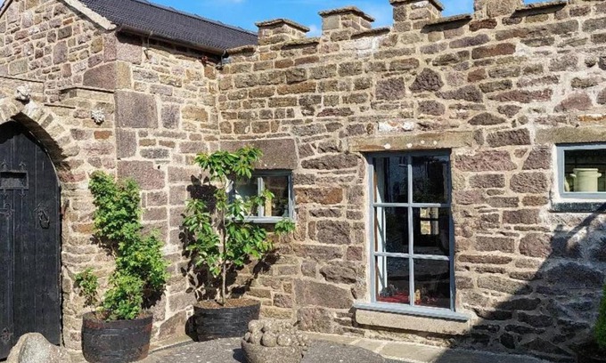 Longnor House | Peak District Cottage set in 5 acres near Buxton