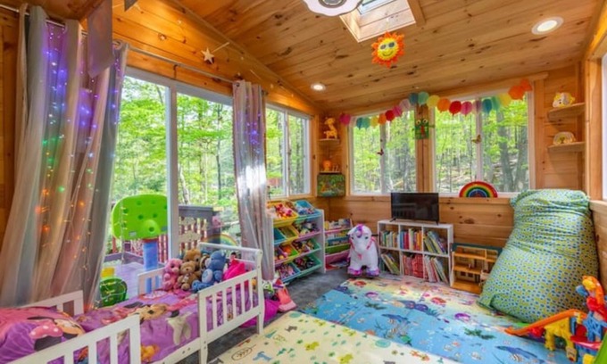 Hamlin Ski Chalet | PEAK Fall Foilage NOW: Streamside Chalet with Hot Tub ð¥Pivate Playground HIKE