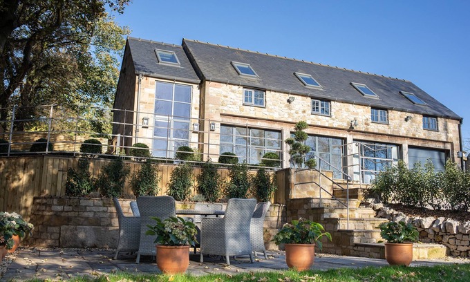 Hopton House | PeakDistrict Derbyshire luxury Cottage/Barn Carsington Lake views superfastWiFi