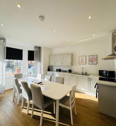 Gorleston-on-Sea House | Pearl House - Delightful 3-4 Bedroom Coastal Getaway