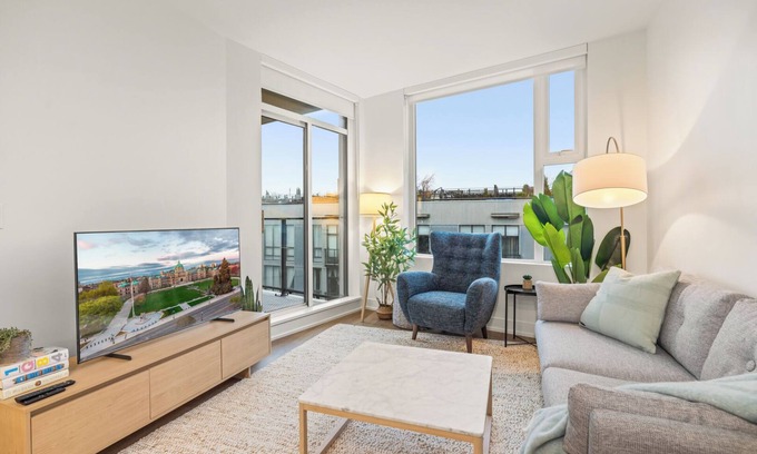 Downtown Victoria Condo | Pearl Sky Suite