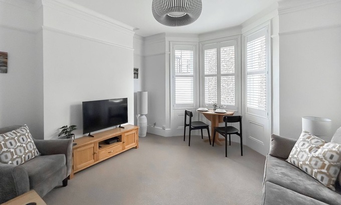 Worthing Apartment | Pebble Hideaway - UK50551