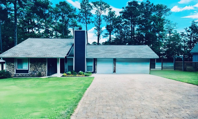 Brookeland House | Peek a Boo Lake View home in beautiful Sam Rayburn neighborhood