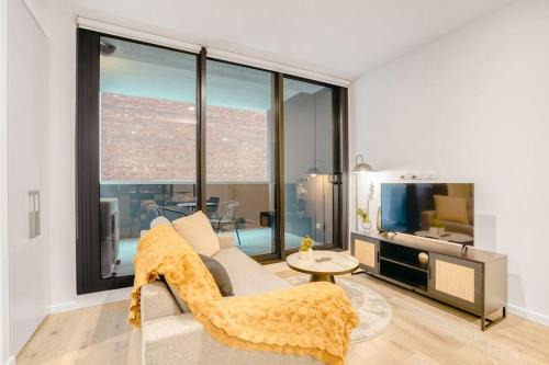 Moonee Ponds Apartment | Penny Lane - 2BR Apt in the Heart of Moonee Ponds