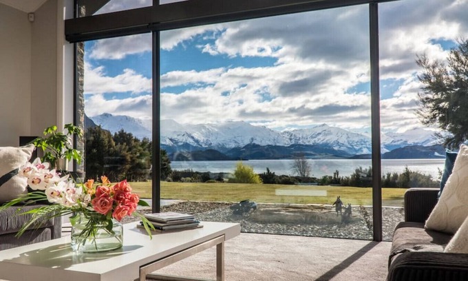 Wanaka House | Penrith Point · Large family home with direct lake access.