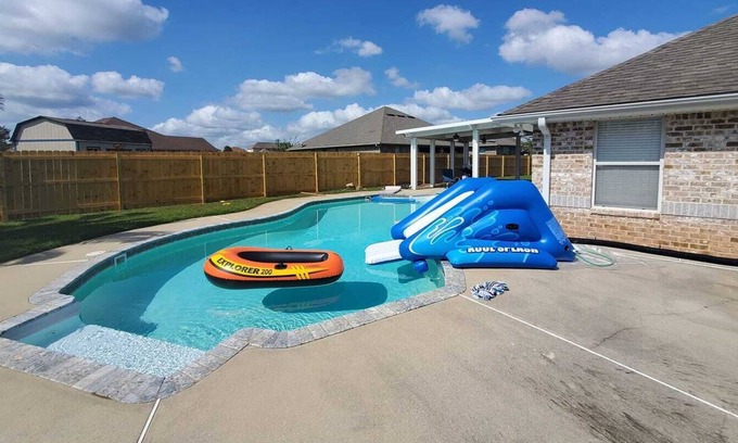 Northwest Pensacola House | Pensacola Suburbs π inground salt water pool. Guests with large πͺ families.