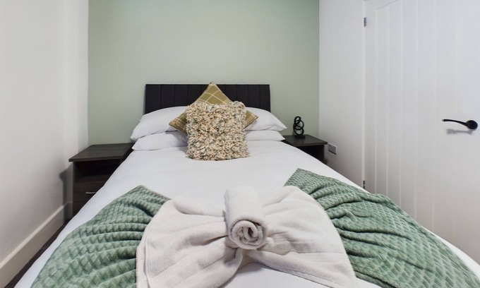 Darlington House | Pensbury - Six-Bedroom House