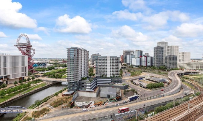 Stratford and New Town Apartment | Penthouse 2-Bed Apartment in The Heart Of E15