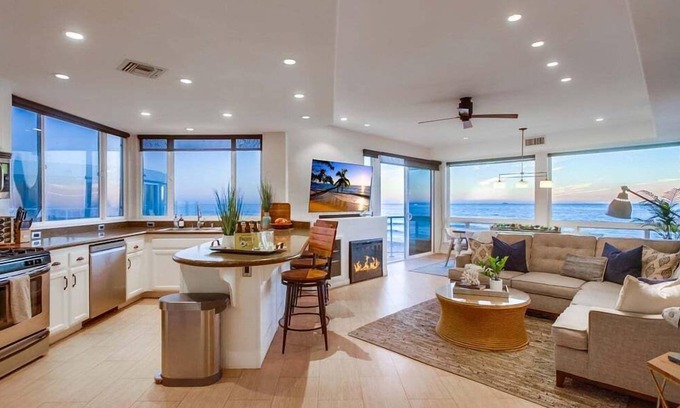 Central Mission Beach Condo | PENTHOUSE SKY SUITE * 55' Ocean Front * 4 Decks
