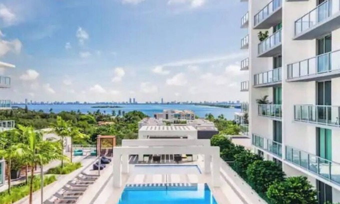 Northeast Miami Condo | Penthouse | The Miami Life | King Bed | Parking | Fast Wifi | Amazing Views