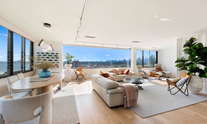 St Kilda West Apartment | Penthouse with Panoramic Bay and City views
