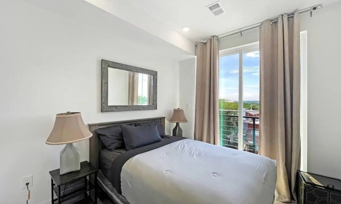 Kingman Park Bed & Breakfast | Penthouse with Private Rooftop & Stunning Views