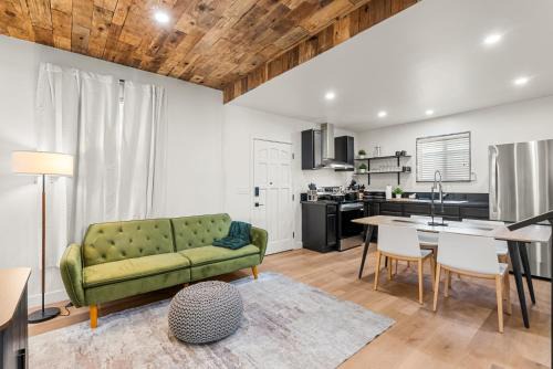 San Fernando House | Perfect 2BR Near Universal Studios By Poshguest