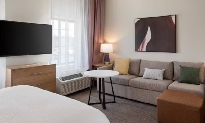 West Bloomington Hotel | Perfect Business Traveler Room with Complimentary Breakfast
