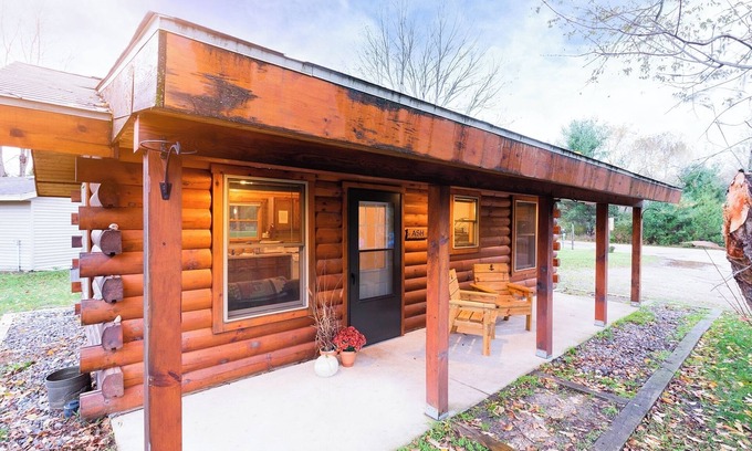 Mountain Cabin | Perfect for Couples, Pet Friendly, Wildlife Theme, Log Cabin, Fireplace