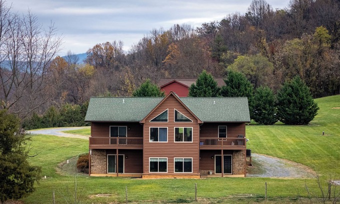 Luray Cabin | Perfect for Large families a 6 bedroom 3600 SF Cabin in the Valley