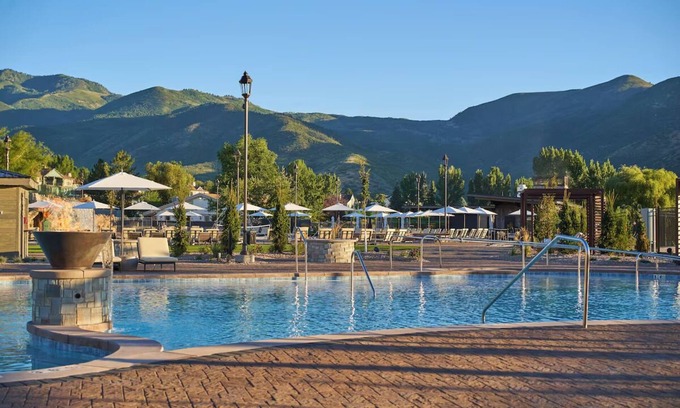 Midway Hotel | Perfect for Unforgettable Stays! Relaxing Unit w/Pool and Majestic Outdoors!