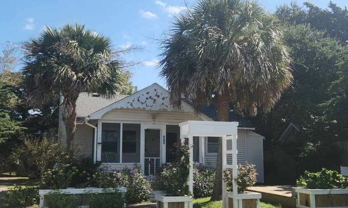 Ocracoke House | Perfect Getaway for Four! Close to Silver Lake!