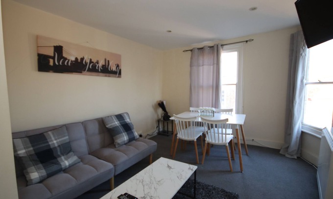 Canterbury Apartment | Perfect getaway in the heart of Canterbury! Steps away from the iconic Cathedral