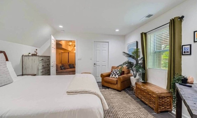 East Point Apartment | Perfect Layover w/Luxury Tub