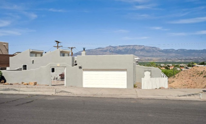 Albuquerque House | Perfect Mountain and Sunset Views