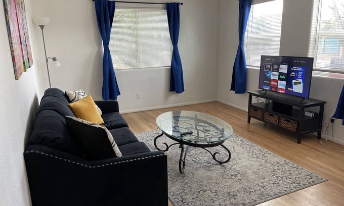 Highland Business House | Perfectly located 2br/1ba in Nob Hill!