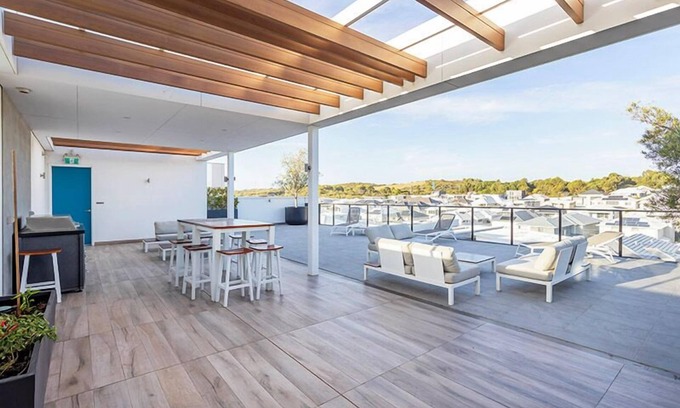 North Coogee Apartment | Perfectly positioned in the prestigious Port Coogee Estate, just meters from the beachfront, marina,