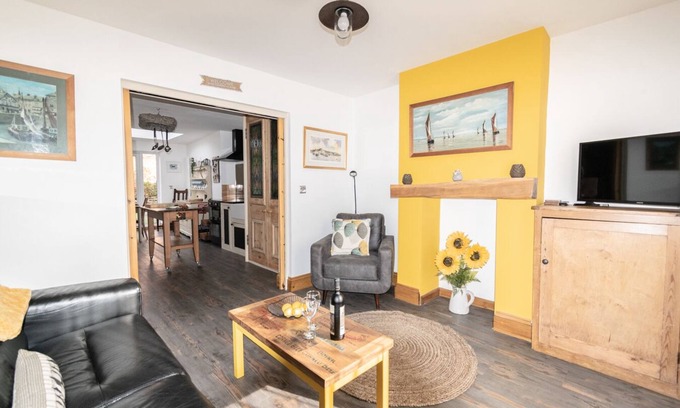 Titchfield Cottage | Pet friendly 2 Bed House Titchfield Village Centre