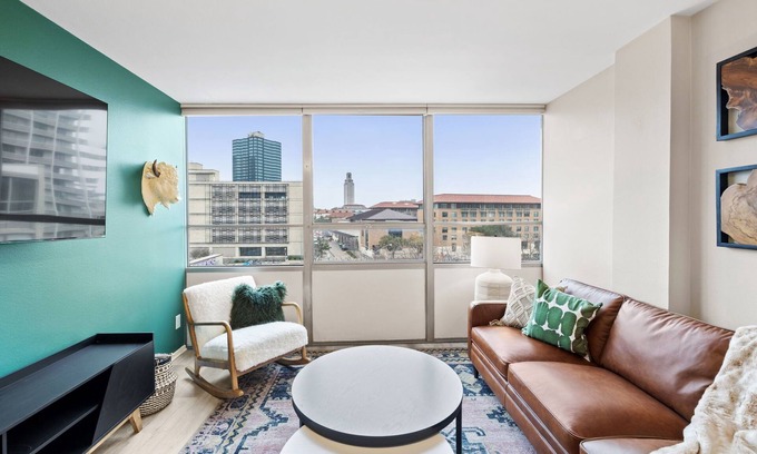 Capitol District Condo | Pet-friendly, 2 king beds in Downtown Austin with 1 gigabit Wifi