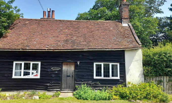 Tattingstone Cottage | Pet friendly 3-bedroom cottage in Tattingstone