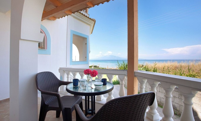 Psarou Apartment | Pet-Friendly Apartment 'Vorrisi' with Sea View, Terraces & A/C