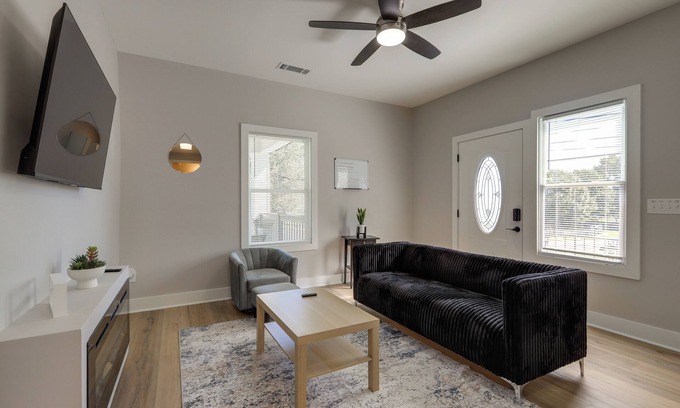 College Park Apartment | Pet-Friendly ATL Hub - 9 Mi to Downtown