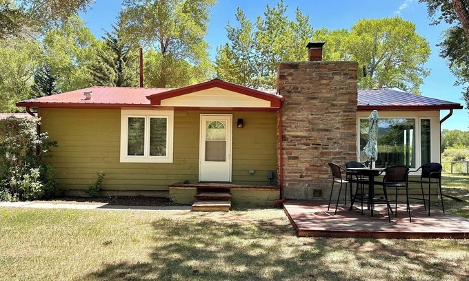 Dubois House | Pet-Friendly Cabin for up to 10 for Family or Group Adventure!
