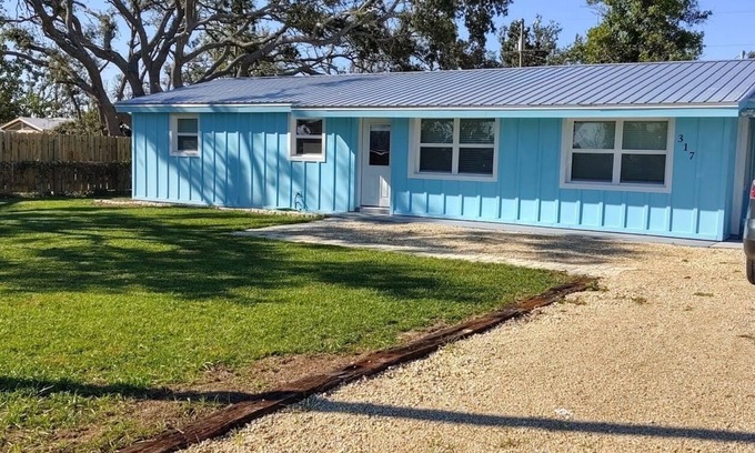 Port St. Joe Cottage | Pet Friendly Cottage-3 blocks from Beach New fenced yard.