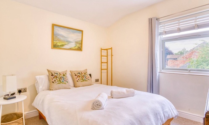Lincoln Apartment | Pet friendly Flat by the Castle/Pass The Keys