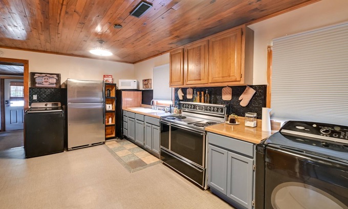 Como House | Pet-Friendly Gleason Home w/Hot Tub & Fire Pit!