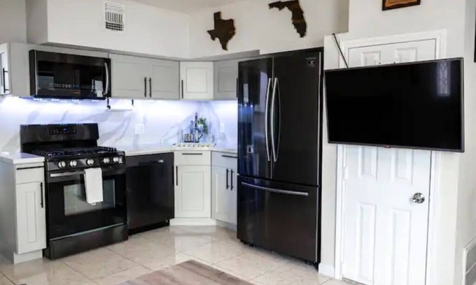 Greater Heights House | Pet friendly Heights guesthouse with gated parking