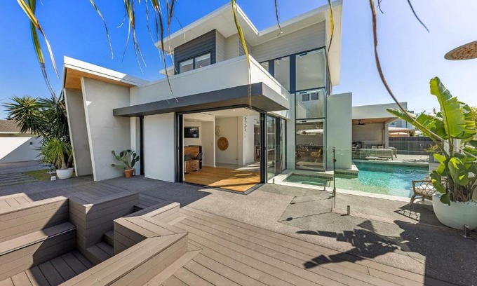 Buddina House | Pet friendly Luxury stay walk to beach
