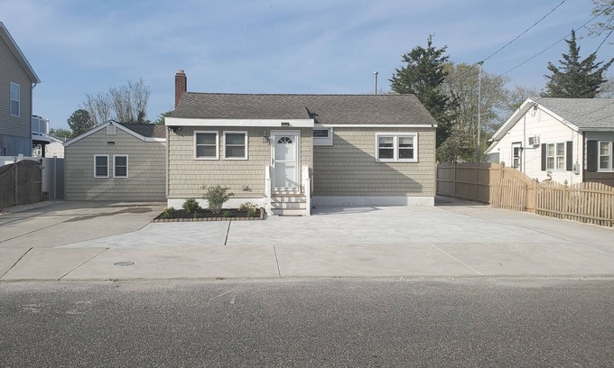Villas House | Pet Friendly Near Cape May/Wildwood 3 BRs 2 Bath Sleeps12 with Fenced in Yard