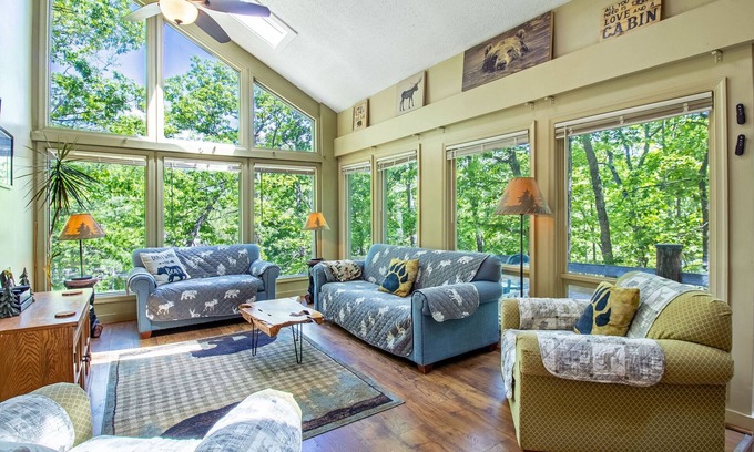McGaheysville House | Pet friendly, Rec passes, can walk to nearby fun!