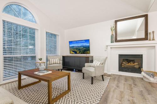 Mount Hood Village House | Pet Friendly Retreat Hot Tub & Games On Mt Hood