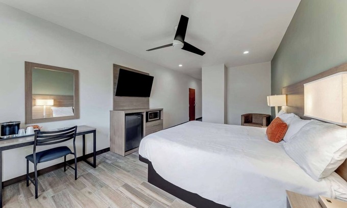 Nevada Street Hotel | Pet-Friendly Room Near The Alamo w/Free Breakfast Included - DT Location