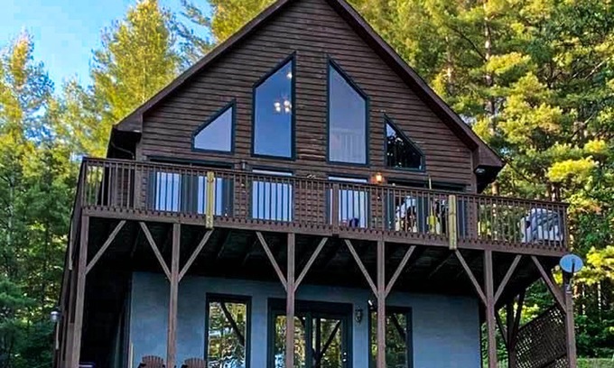 Grassy Creek Cabin | Pet-Friendly Sept Retreat - Bring the Whole Family to Dream Mountain Delight!