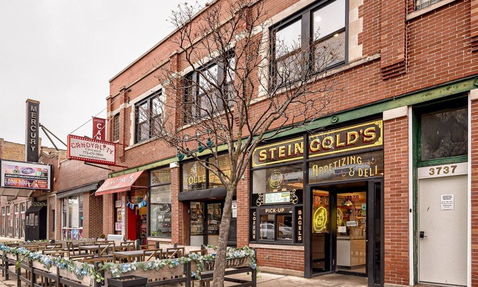 Wrigleyville Condo | Pet Friendly Southport Corridor Condo - Amazing Shopping at Your Doorstep! by RedAwning