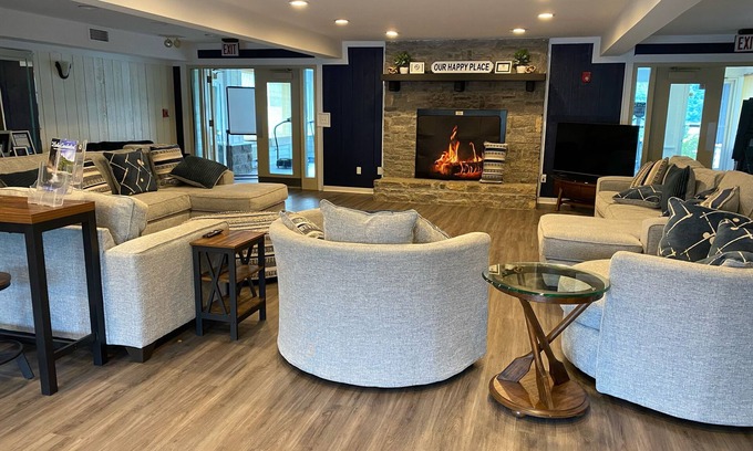 Jamestown House | Pet friendly suite that overlooks Lake Cumberland's Safe Harbor Jamestown #107