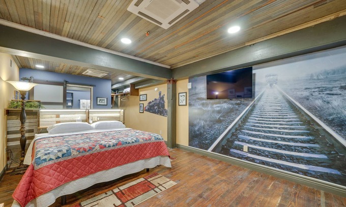 Texarkana Apartment | Pet-Friendly Texarkana Studio in The Historic 1894