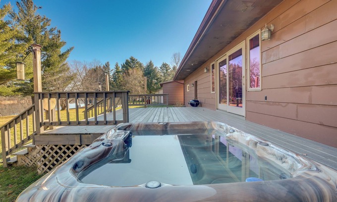 Tomahawk House | Pet-Friendly Tomahawk Home: Deck & Private Hot Tub